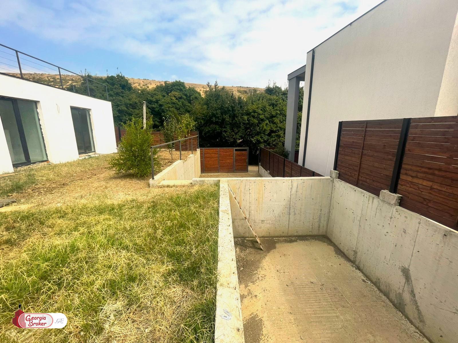 იყიდება ახალი გარემონტებული 5 ოთახიანი სახლი